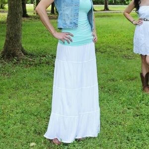 💥 3 for $20 White maxi skirt. Cato brand.